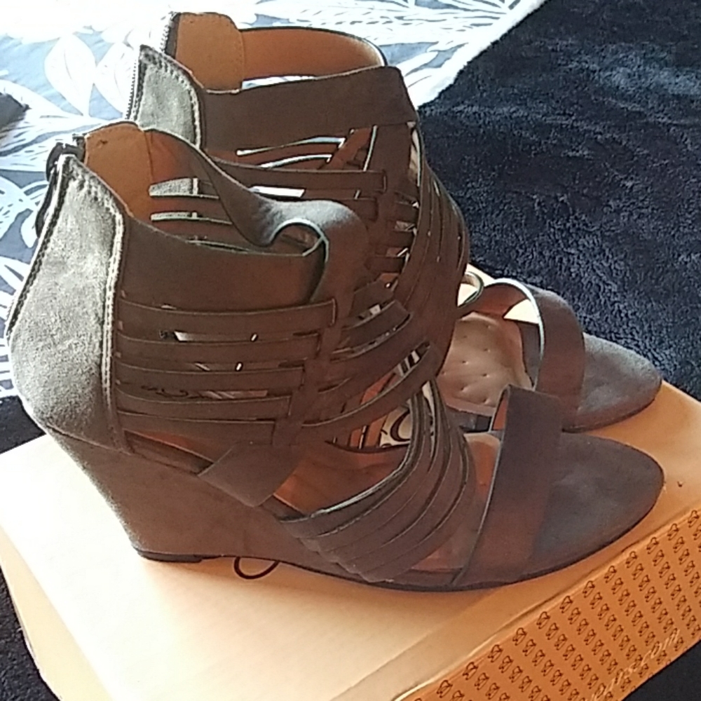 Heels - Picture 3 of 4